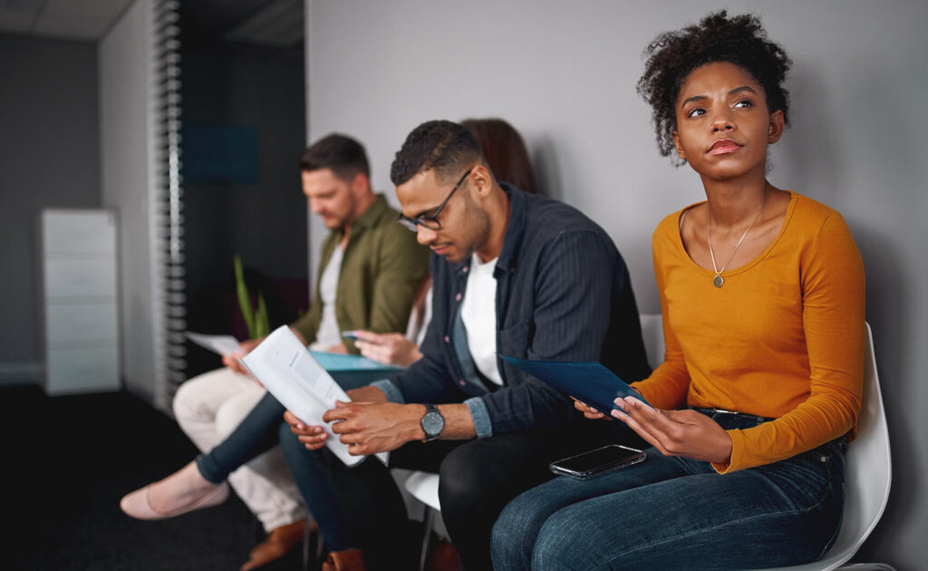 Des personnes attendent pour passer un entretien
