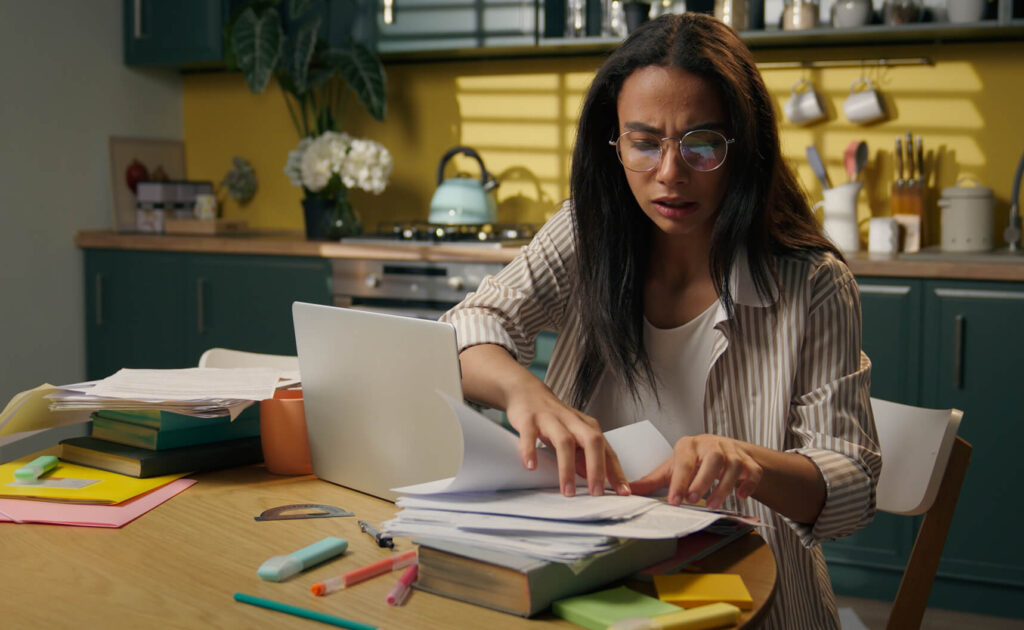 Une femme s'occupe de tous ses documents papiers